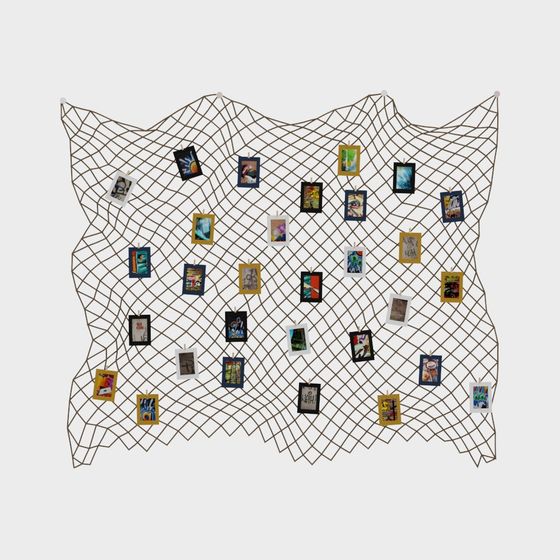 Image suspendue dessin animé sur le mur de photo du studio photo