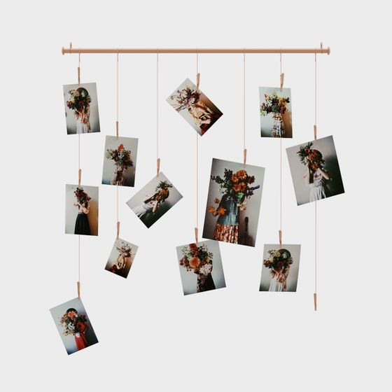 ภาพการ์ตูนแขวนบนกำแพงในสตูดิโอถ่ายภาพ