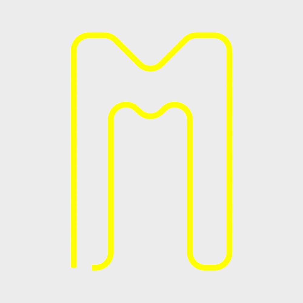 Decoración de pared con letra naranja M